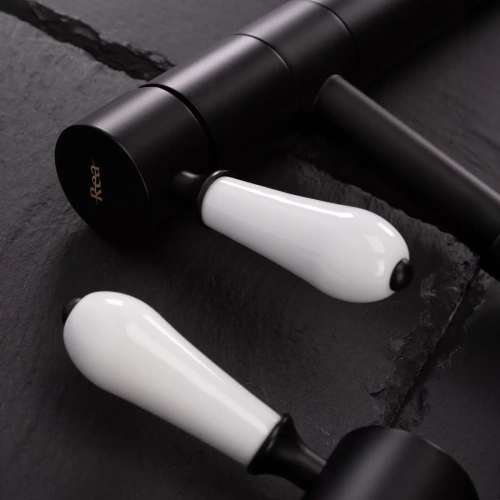 Смеситель для умывальника Rea Serra black matt B1142